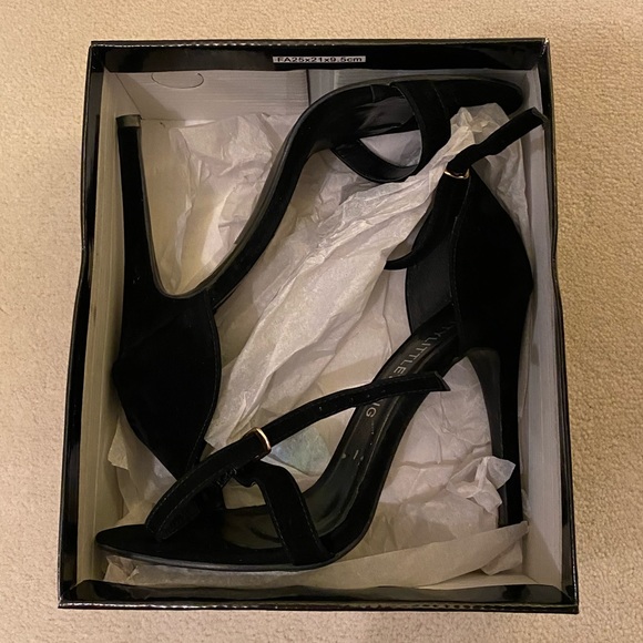 Pretty Little Thing - Black Heels - Picture 4 of 4